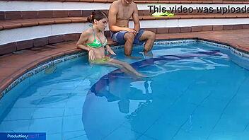 Chica inocente disfruta piscina con hermanastro chupando verga