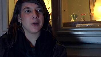 Obsedena sem, gledam Roesi kako si močno prstka na kuhinjskem pultu!