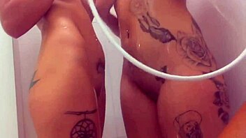 Eu e minhas duas amiguinhas gostosas se pegando no banho.