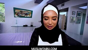 18+ najstnica služkinja v hijabu je pripravljena na moj kurac