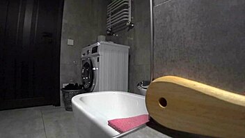 Ujel sem ženo pri varanju s sosedom v kopalnici.