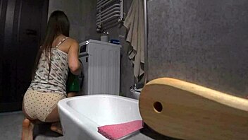 A married woman engages in an affair with her younger neighbor when her husband is away, recording their encounter in their bathroom