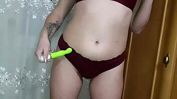 Sexy girl masturbating with toys in homemade solo!
