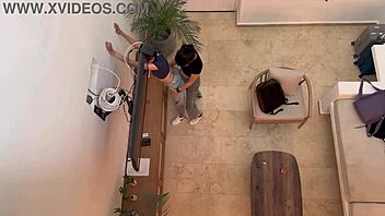 Dve vroči lezbijki se divje jebata na dopustu s prstkanjem in orgazmi