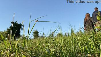 Seksi olgun doğada dev götünü gösterip işiyor