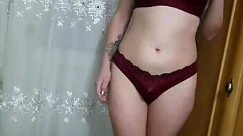 Sexy girl masturbating with toys in homemade solo!