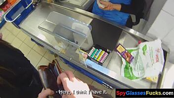 ekte europeisk skjønnhet bøyd over og tatt bakfra på skjult spycam