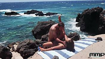 Frisson en extérieur avec de gros seins en public