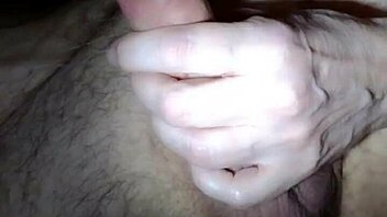 V temi žena sesa njegov kurac medtem ko skrivaj snemam