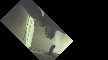 Etalon couilles pleines gros juteur se fait purger en glory hole.