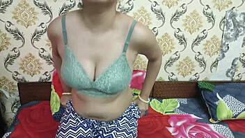Desi girl gets creampied in homemade Indian porn video