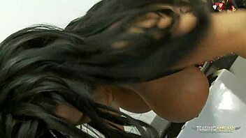 Busty brunetka je šokovaná veľkým kurcom pri gloryhole stretnutí