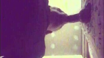 Etalon couilles pleines gros juteur se fait purger en glory hole.