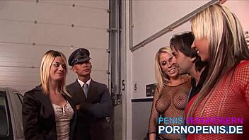 कामुक गोरी लड़कियां कंडोम लगाकर ग्रुप चुदाई