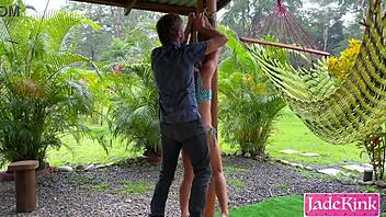 Niewinna sub suka staje wobec brudnego upokorzenia spermą