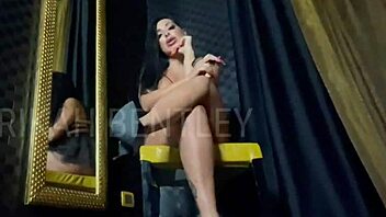 Hey, mistress humiliates her goddess in femdom fetish 😈