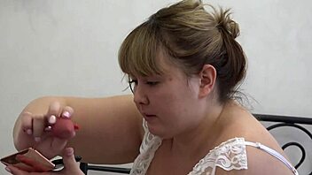 แม่บ้านอ้วนหน้าสวยในชุดเซ็กซี่ทาแป้งริมฝีปากหลังคอนเสิร์ต amateur fetish