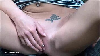 Sexy blondine Debbie blinker udendørs! Hvem troede hun onanerer offentligt?