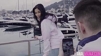 Hei, călătoria specială cu mama vitregă Clea Gaultier se transformă în futai anal sălbatic!