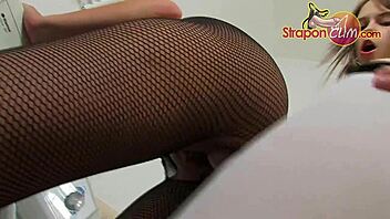 Europæiske collegepiger strapon-knep i vaskerum med strømper og netstrømper