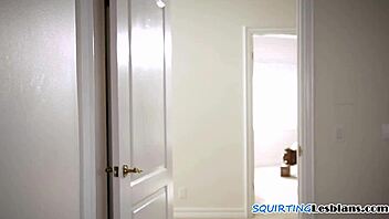 Pussylicked Lesbian Squirting In Erotic Duo With Kissing