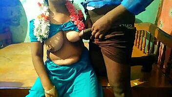 Tamil jasminekukka täti puristaa isoja tissejään monsterikullin suihinotolle isot tissit