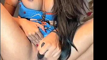 peruana submissa chupando buceta na rua 😈