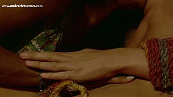 Топ голи сцени от Клане в Динозавърската долина 1985 с Сузане Карвальо и Сюзан Хан.