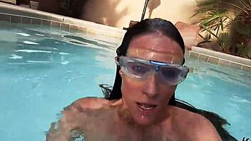 Sofie Marie's erotic underwater solo session with a toy