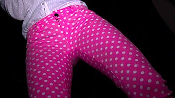 i'm urinatn on my lesbain babe