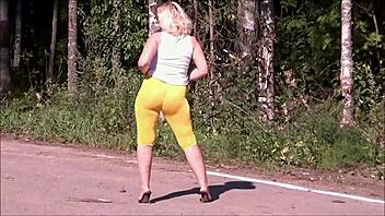 yellow big ass flashing in public outdoor