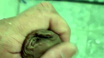 novinho dotado brincando no banho