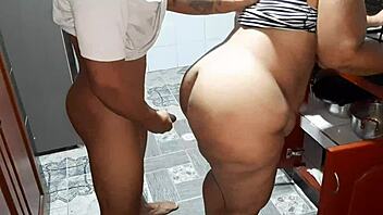 Sakra, tvrdě šukám s chlapem na opravu kuchyně!