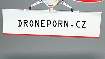 Sbirciata sotto la gonna sotto il tavolo catturata dal vivo