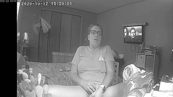 Шлюховатая тинейджерка поймана мастурбирующей на порно скрытой камерой