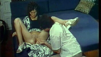 Hast du schon mal gesehen, wie die klassische Pornstar Linda Lovelace einen so unglaublichen Blowjob gibt, bis er kommt?