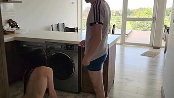 洗濯機ハプニングが彼女とエロキッチンセックスレッスンに