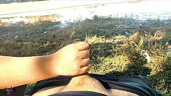 Latinalainen vaimo antaa julkisen pilluimun järvellä.