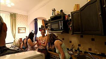 Nem bírok betelni ezekkel az 5 csajjal minikiabugyokban twerkölve otthon