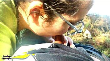 Latinalainen vaimo antaa julkisen pilluimun järvellä.