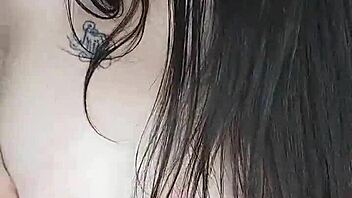 i'm watchin this girl masturbate her wet pussy on video call