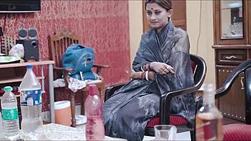 अरे, देखो ये इंडियन कपल घर पर जोर से इंटेंस चोदाई कर रहा है!