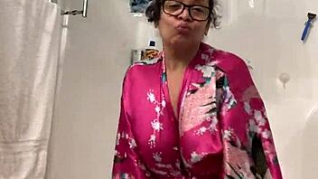 Dominican beauty Anna Mature reveals her seductive dance moves in a robe