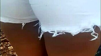 Big ass funk dancer offered her little ass in the park outdoors