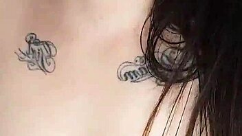 i'm watchin this girl masturbate her wet pussy on video call