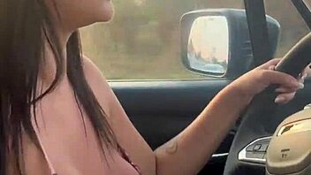 Puta Habilidosa Chupa Pau E Tira Leite Enquanto Dirige