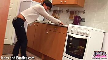 Pusti me da te zadirkujem u mojim super uskim skinny jeans