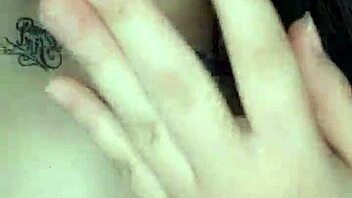 i'm watchin this girl masturbate her wet pussy on video call