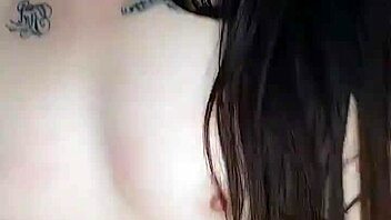 i'm watchin this girl masturbate her wet pussy on video call