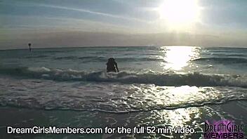 Fanget i at blotte sig nøgen på legepladsen!